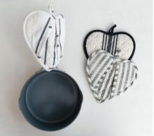 Load image into Gallery viewer, Heart Shaped Pot Holder
